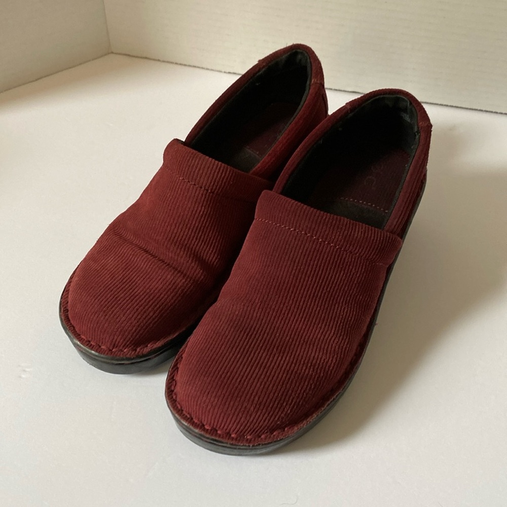 Born BOC Red Corduroy Woman’s Loafer Shoes Size 8